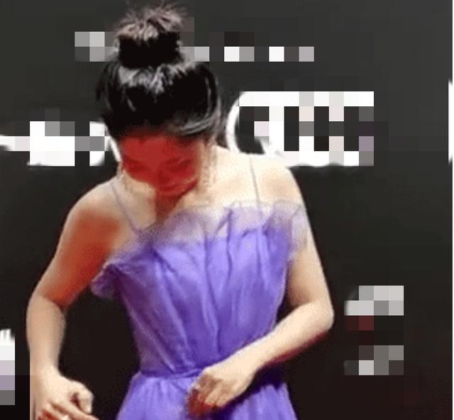 谭松韵穿紫色抹胸吊带礼裙，圆圆丸子头笑容可爱，网友：精灵公主 时尚 第2张
