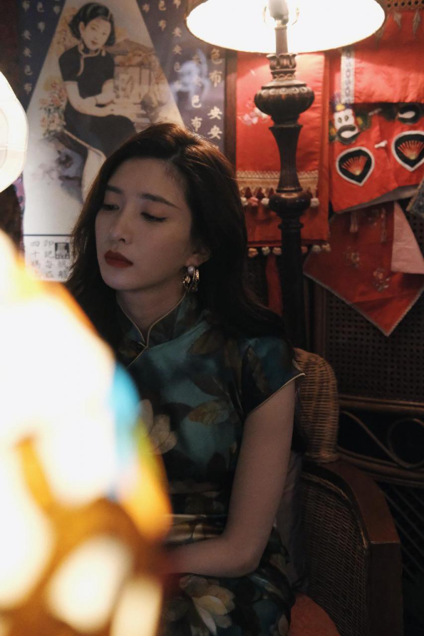 江疏影夜上海旗袍大片，衣香鬓影顾盼生姿，莲花点缀缱绻清幽 明星搭配 第2张