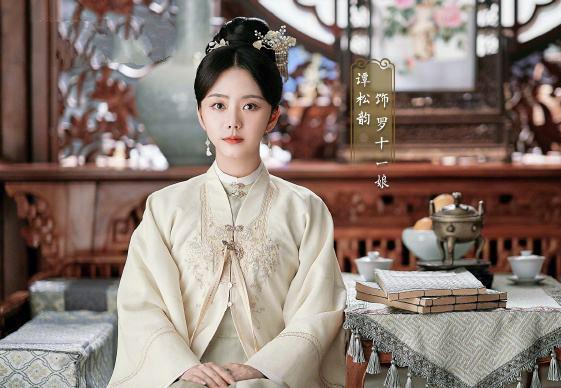 谭松韵穿紫色抹胸吊带礼裙，圆圆丸子头笑容可爱，网友：精灵公主 时尚 第5张