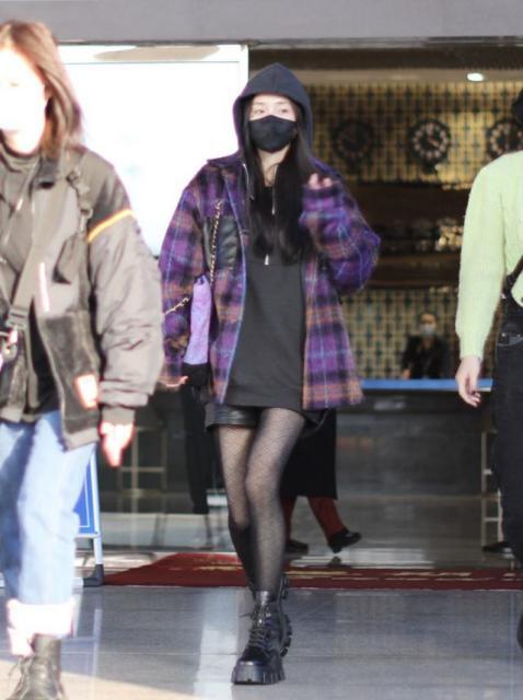 杨幂穿厚外套不配长裤配丝袜，冬季私服真大胆！ 街拍 第5张