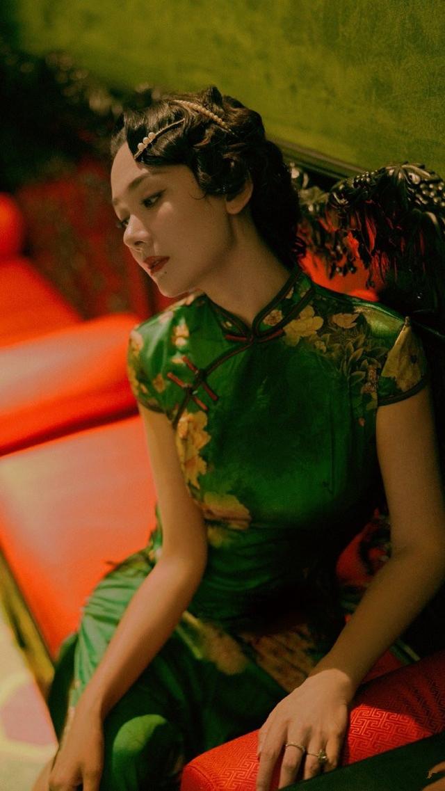 程莉莎穿旗袍秀S型曲线，腰臀比不得了 时尚 第2张