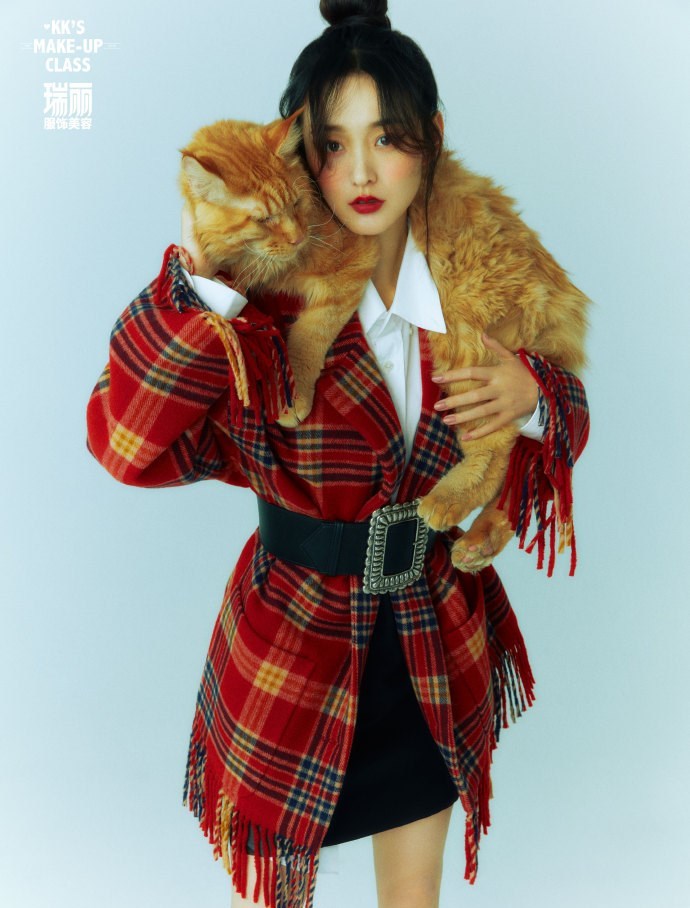 何泓姗带猫咪上镜变身神秘优雅喵系女郎，独特风格超级吸睛 时尚 第2张