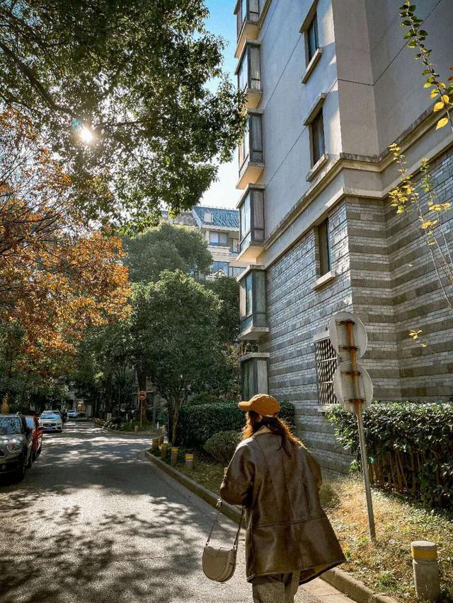 刘雯随便一穿都很潮，皮夹克配阔腿裤时尚又保暖 明星搭配 第3张