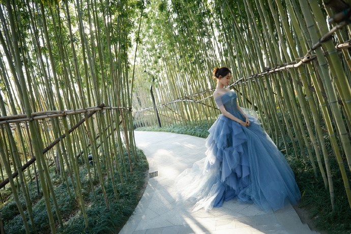 祝绪丹穿蓝色薄纱裙梦幻唯美，徜徉在如画般的风景里美如公主 明星搭配 第7张
