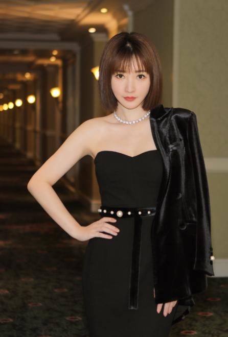 微胖身材怎么穿衣打扮好看？柳岩翡翠抹胸裙连女生看了都会心动 明星搭配 第5张