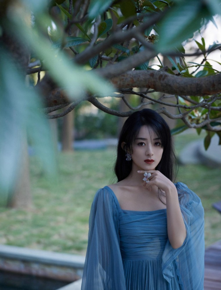 换了造型师的赵丽颖气质“飞升”！穿蓝色纱裙清新淡雅太迷人 时尚 第3张