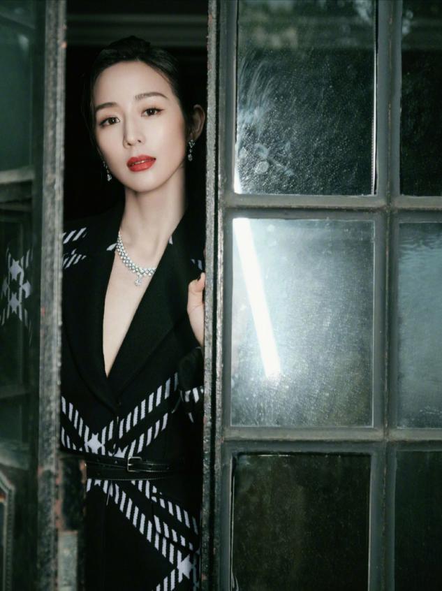 张钧甯格子长裙搭配过膝长靴秀出好身材，温婉高级又有女人味 时尚 第1张