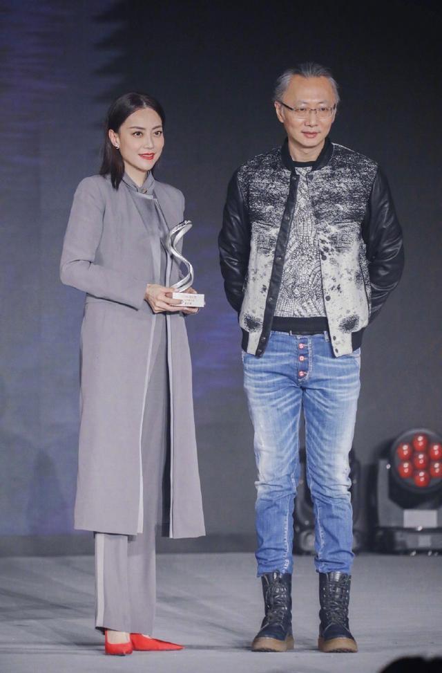 “最美经纪人”霍汶希穿灰色套装走红毯，48岁身材气质不输明星 时尚 第4张