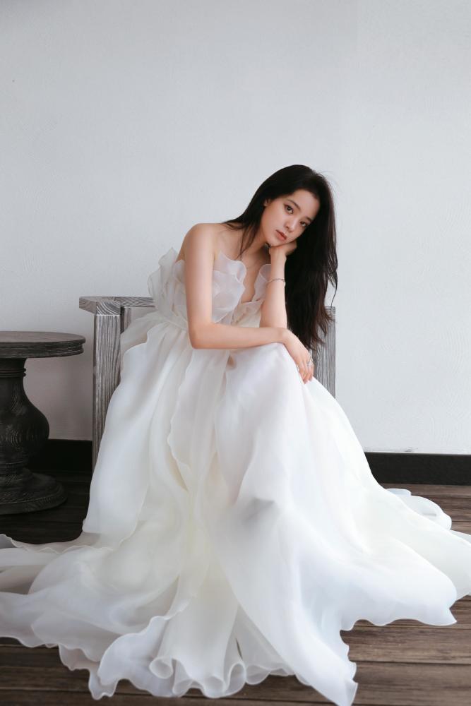 少女感怎么穿？学欧阳娜娜完美示范白色纱裙宛如花仙子 时尚 第1张