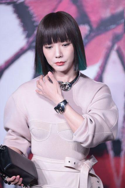 王珞丹新造型绿色BOB头配廓形上衣，宛如未来新人类 明星搭配 第3张
