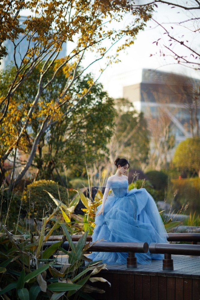 祝绪丹穿蓝色薄纱裙梦幻唯美，徜徉在如画般的风景里美如公主 明星搭配 第6张