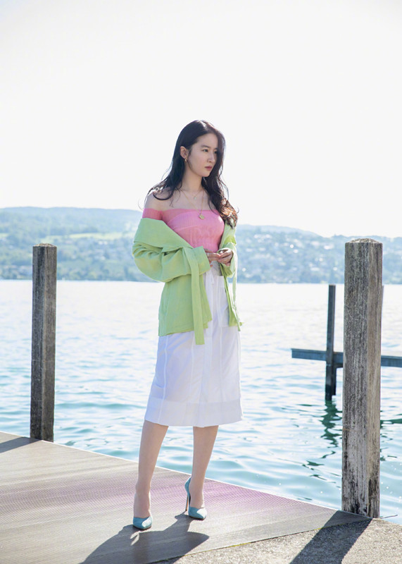 刘亦菲穿白纱裙美如画，戴上王冠重回公主模样！ 明星搭配 第1张