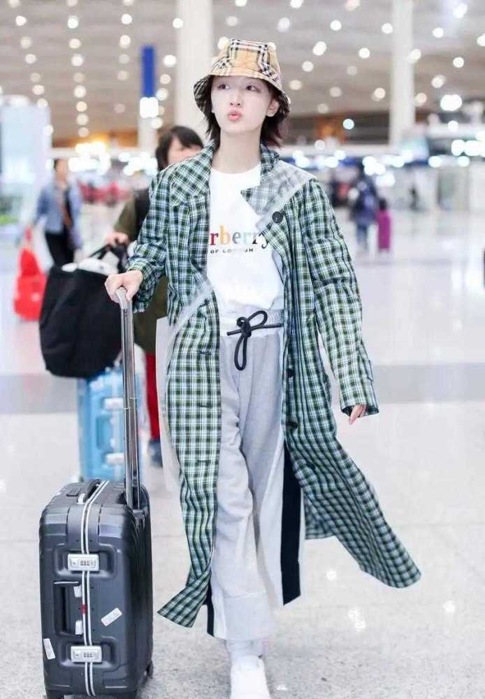 高圆圆街拍女王不是随便叫的，风衣配牛仔裤这么普通都能穿出大牌范 街拍 第4张
