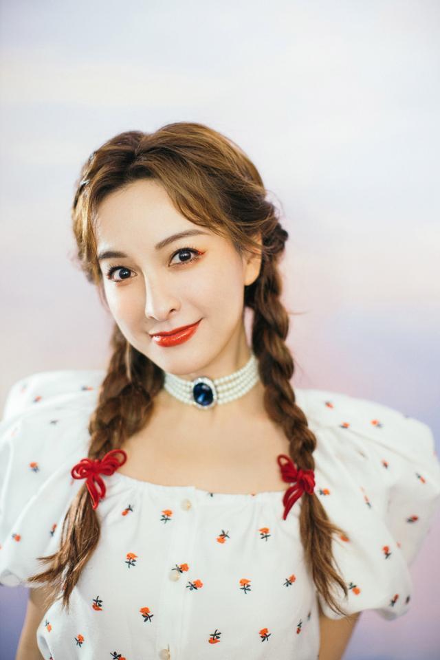 吴昕穿碎花裙配双麻花辫，娇俏减龄似18岁少女 时尚 第1张