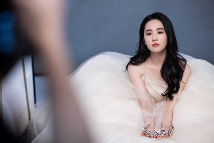 刘亦菲穿白纱裙美如画，戴上王冠重回公主模样！ 明星搭配 第6张