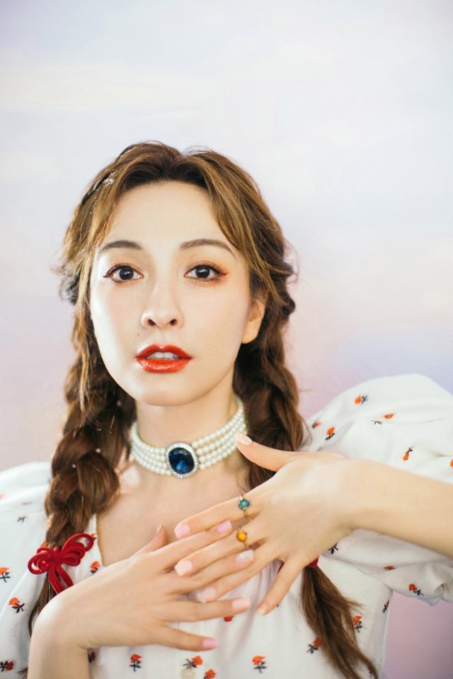 吴昕穿碎花裙配双麻花辫，娇俏减龄似18岁少女 时尚 第3张