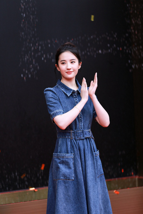 刘亦菲穿牛仔裙嫩成学生妹，说是未成年也能信 明星搭配 第1张