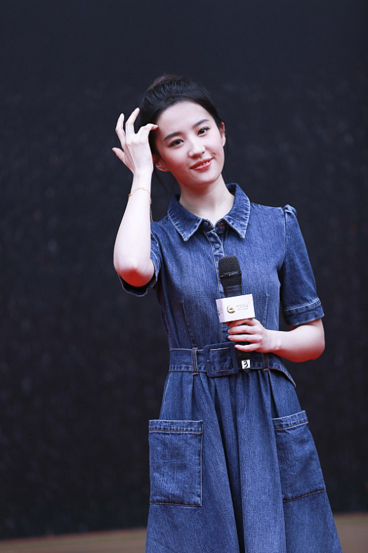 刘亦菲穿牛仔裙嫩成学生妹，说是未成年也能信 时尚 第2张