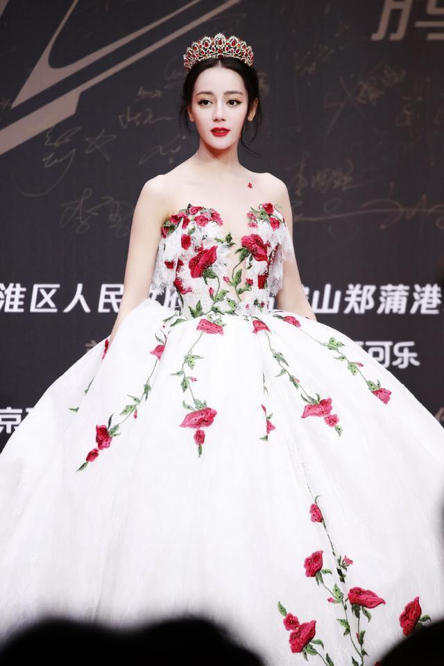 迪丽热巴穿玫瑰刺绣礼服走红毯，宛如童话里的公主 时尚 第2张