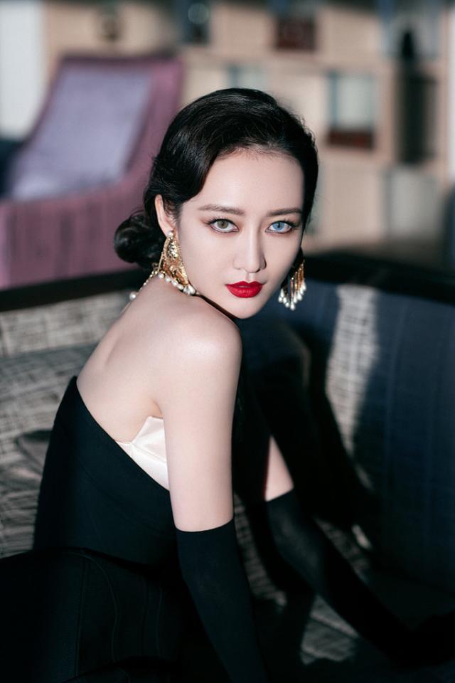 礼服怎么穿？王鸥的礼服露出一截金色抹胸，但没她的异瞳抢镜 时尚 第1张