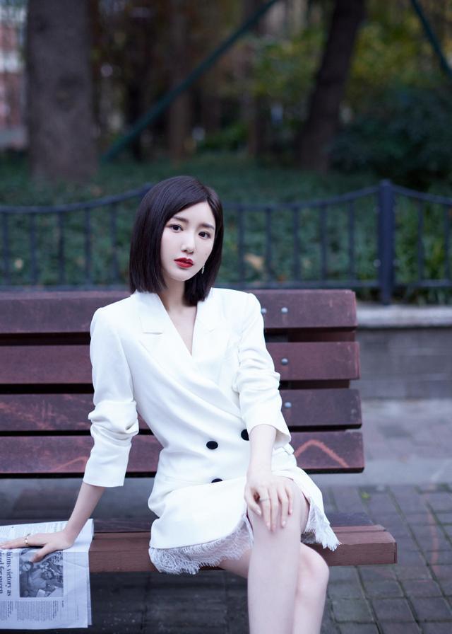毛晓彤穿白色西装裙玩下衣失踪，双腿又细又白又长 时尚 第2张