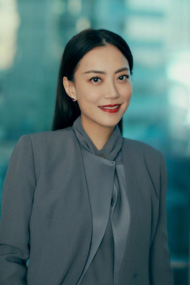 “最美经纪人”霍汶希穿灰色套装走红毯，48岁身材气质不输明星 时尚 第2张