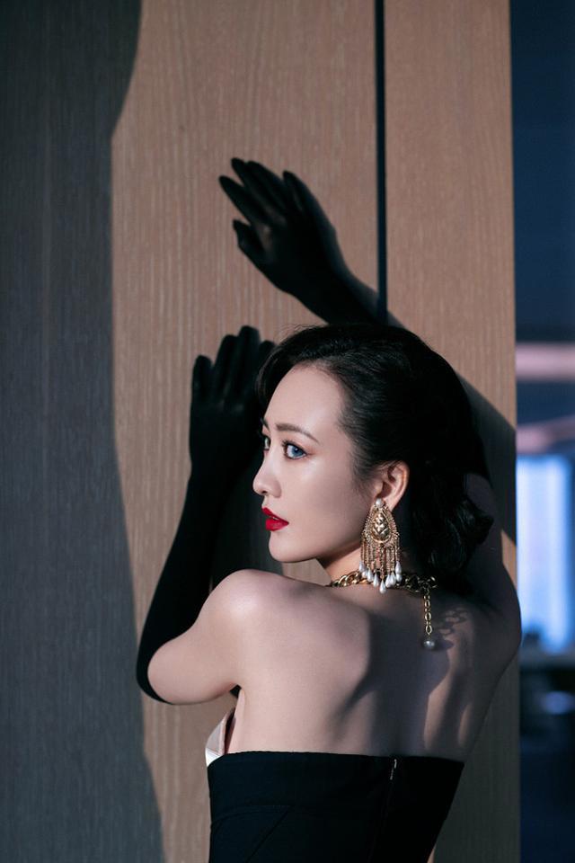 礼服怎么穿？王鸥的礼服露出一截金色抹胸，但没她的异瞳抢镜 时尚 第2张