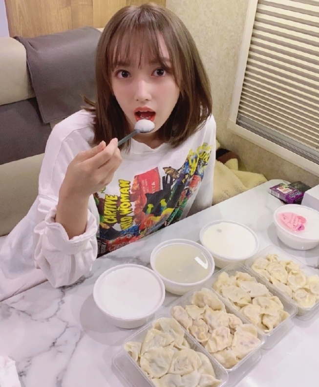 程潇吃饺子惹争议，萝莉模样瞪眼卖萌，这谁看了不心动 时尚 第3张