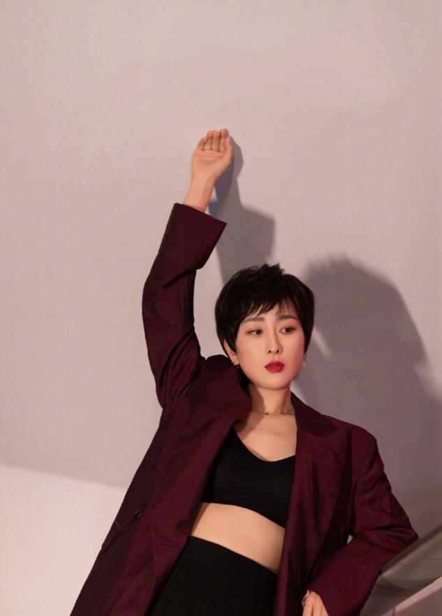 马苏短发造型堪比整容，运动背心搭短裤外搭西装成功抢镜 时尚 第3张