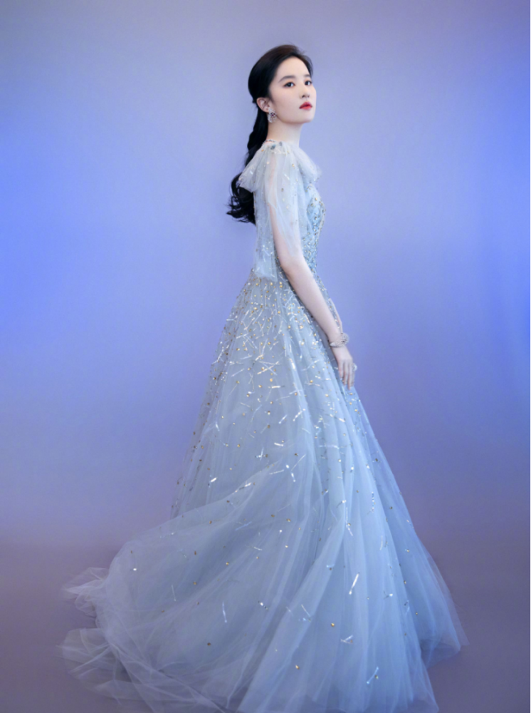 刘亦菲的公主裙穿搭真是绝了！纯白色搭配穿出来仙气来 明星搭配 第4张