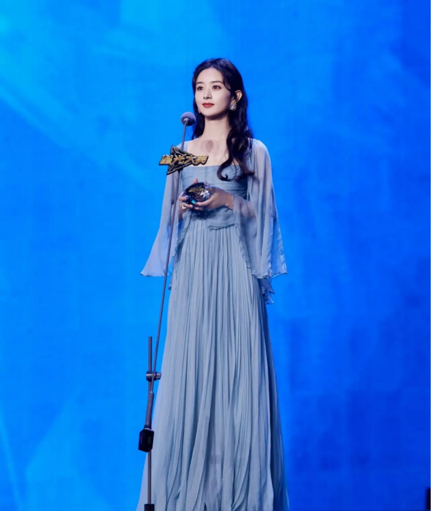 换了造型师的赵丽颖气质“飞升”！穿蓝色纱裙清新淡雅太迷人 时尚 第4张