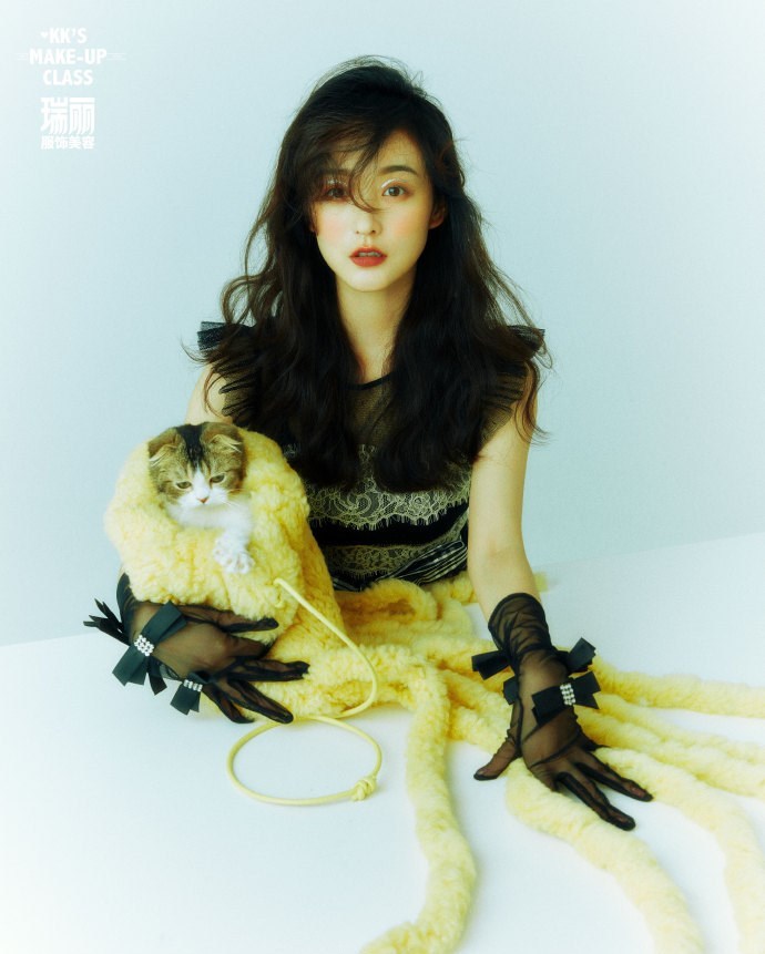 何泓姗带猫咪上镜变身神秘优雅喵系女郎，独特风格超级吸睛 时尚 第3张