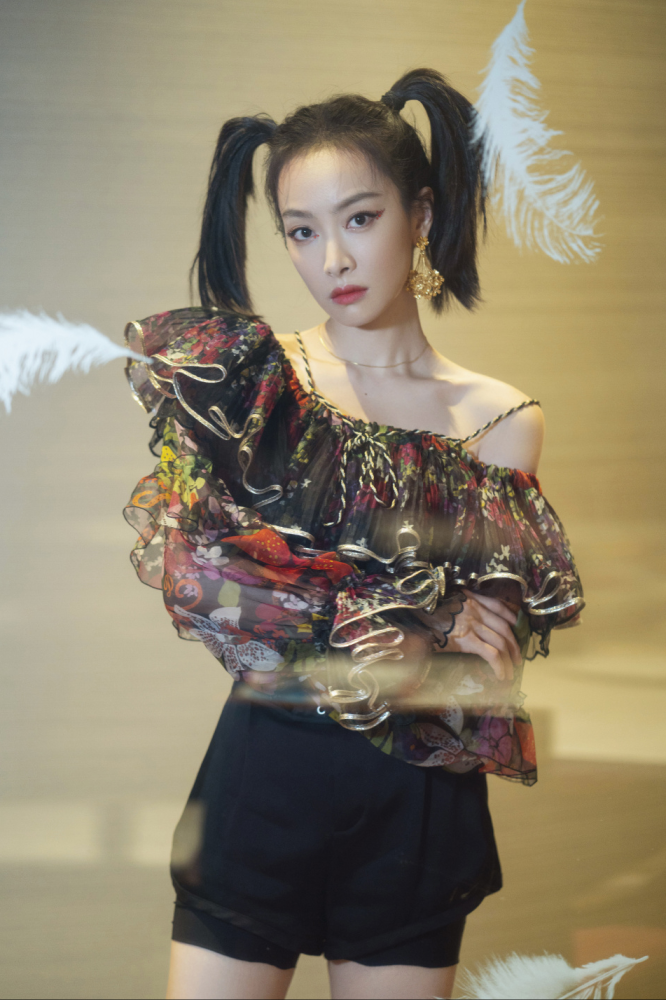 宋茜“暗蝶”时装配马丁靴超A，女团身材太出众 时尚 第10张