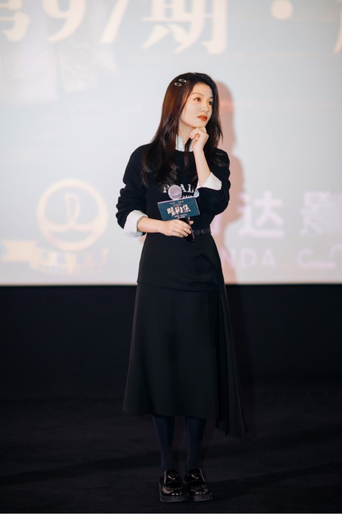 春夏真是妥妥的“PRADA女郎”，三套造型简约又精致，这气质绝了 时尚 第1张