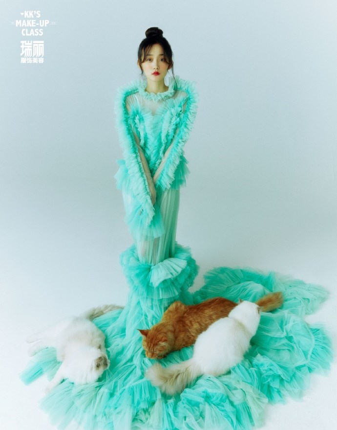何泓姗带猫咪上镜变身神秘优雅喵系女郎，独特风格超级吸睛 时尚 第6张