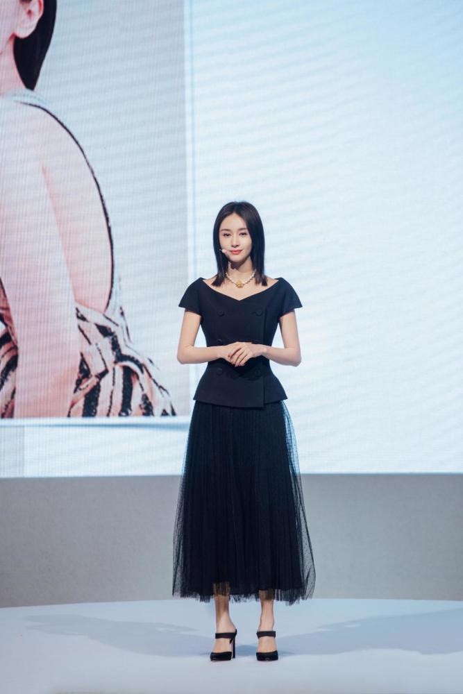 王子文穿黑色连衣裙出席活动低调华丽，美出了新高度 时尚 第3张