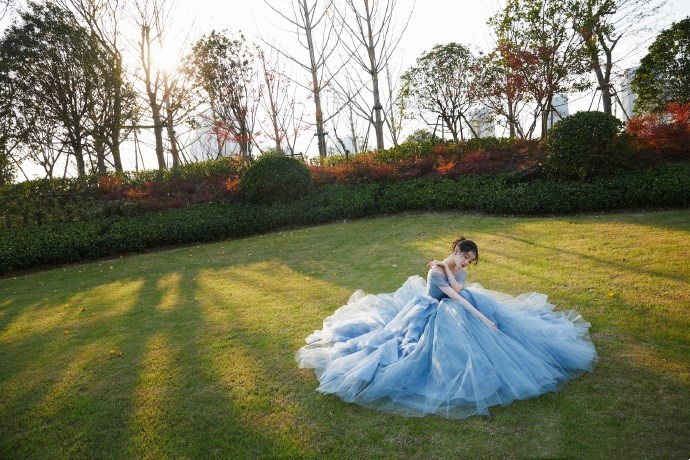 祝绪丹穿蓝色薄纱裙梦幻唯美，徜徉在如画般的风景里美如公主 明星搭配 第5张