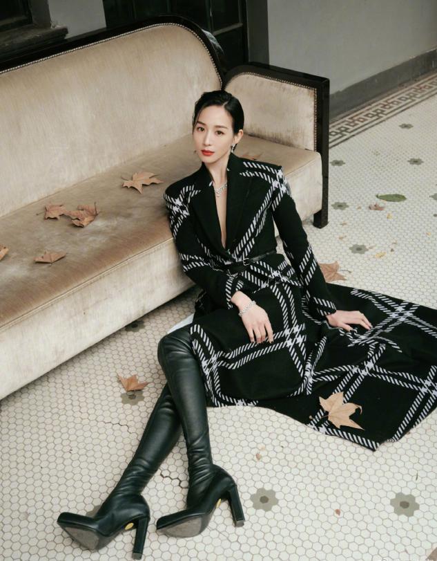 张钧甯格子长裙搭配过膝长靴秀出好身材，温婉高级又有女人味 时尚 第2张