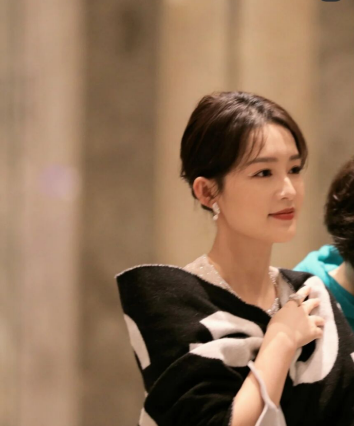 李沁的最新穿搭温婉可人，这风格让人眼前一亮太好看 时尚 第4张