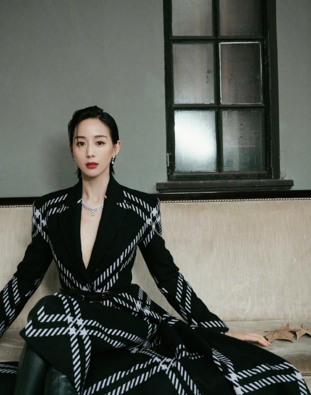 张钧甯格子长裙搭配过膝长靴秀出好身材，温婉高级又有女人味 时尚 第3张