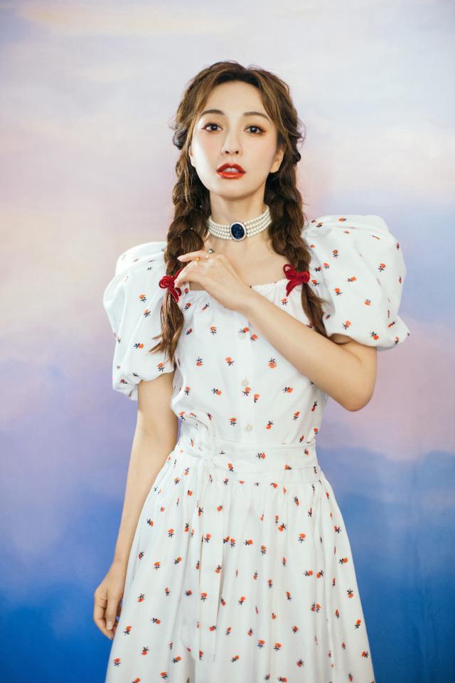 吴昕穿碎花裙配双麻花辫，娇俏减龄似18岁少女 时尚 第2张