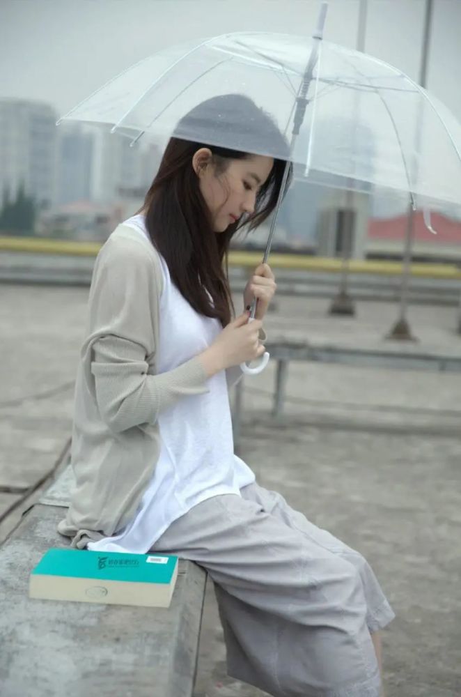 刘亦菲清纯无人能敌，穿棉麻裙雨中撑伞读书文艺少女感十足 时尚 第5张