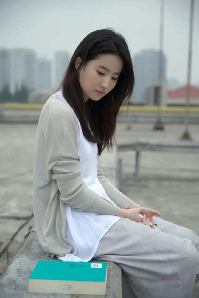 刘亦菲清纯无人能敌，穿棉麻裙雨中撑伞读书文艺少女感十足 时尚 第4张