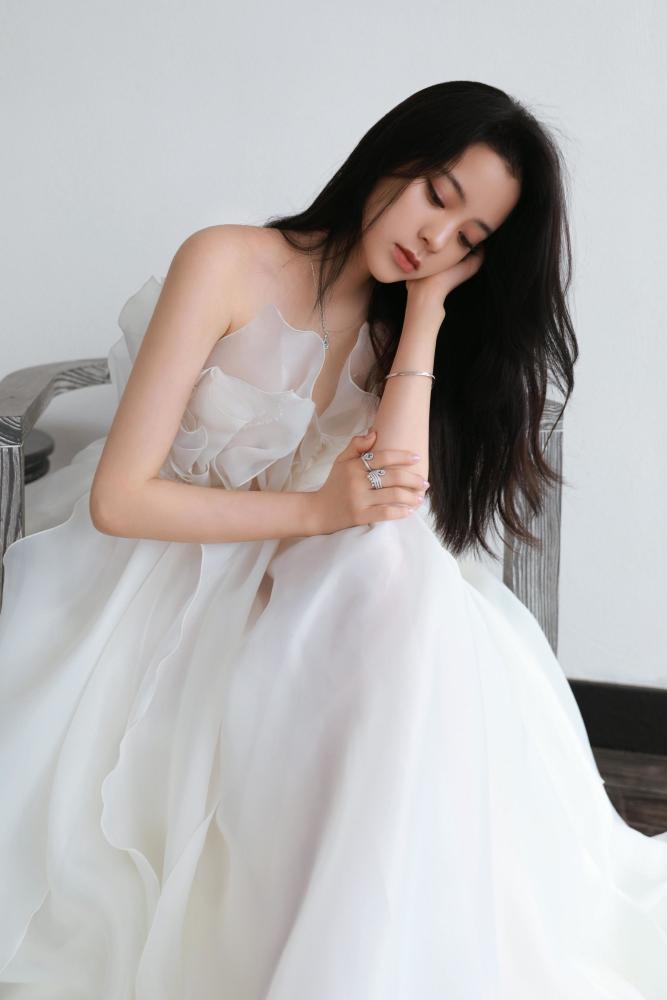 少女感怎么穿？学欧阳娜娜完美示范白色纱裙宛如花仙子 时尚 第2张