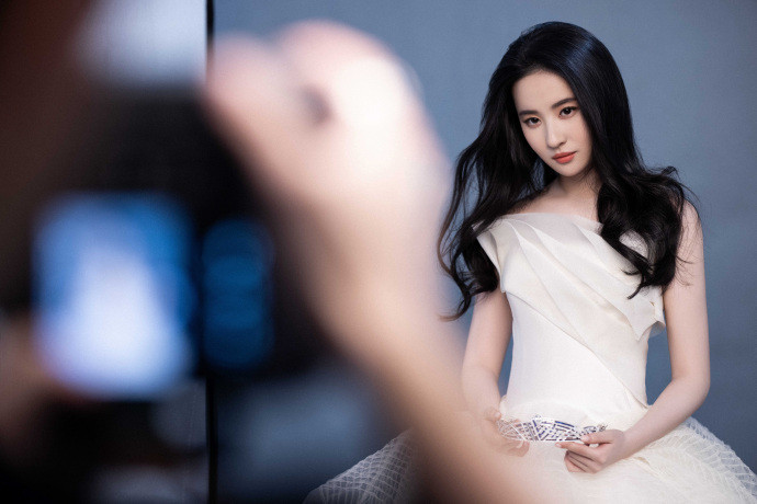 刘亦菲穿白纱裙美如画，戴上王冠重回公主模样！ 明星搭配 第7张