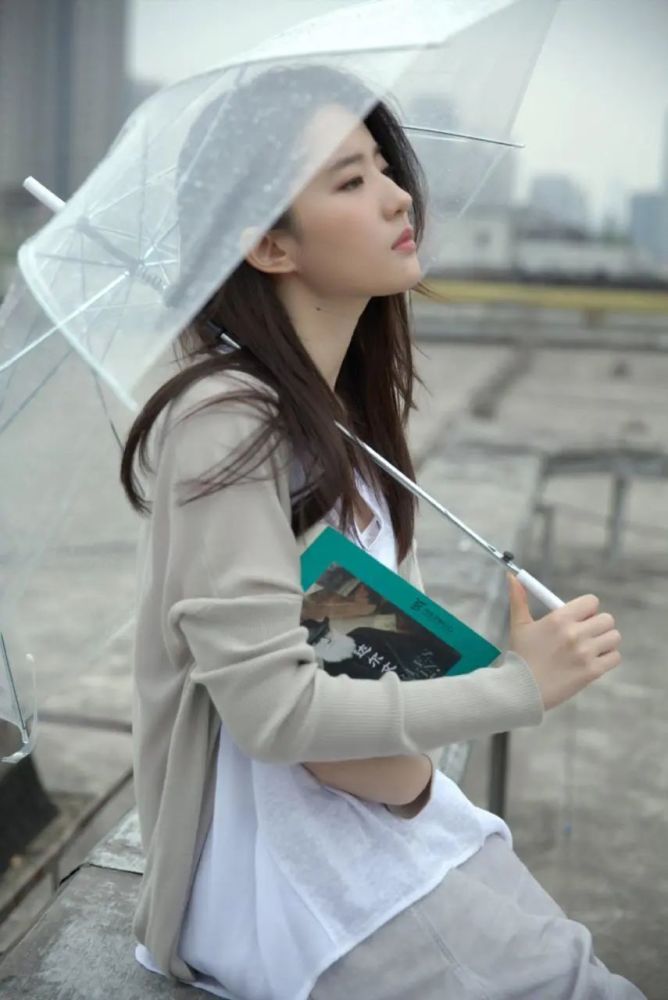 刘亦菲清纯无人能敌，穿棉麻裙雨中撑伞读书文艺少女感十足 时尚 第1张