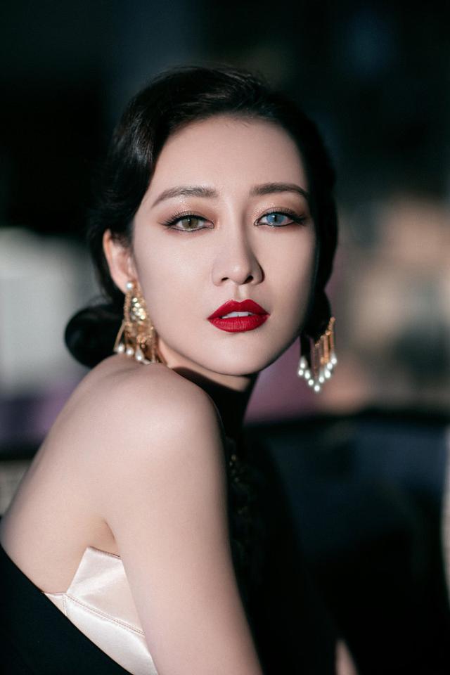 礼服怎么穿？王鸥的礼服露出一截金色抹胸，但没她的异瞳抢镜 时尚 第3张