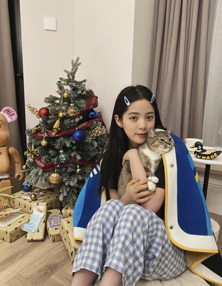欧阳娜娜12月首次晒照，披毛毯穿睡衣秀INS风 明星搭配 第3张