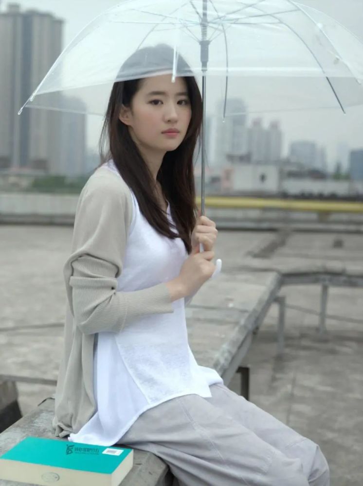 刘亦菲清纯无人能敌，穿棉麻裙雨中撑伞读书文艺少女感十足 时尚 第3张