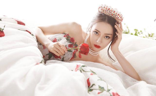 迪丽热巴穿玫瑰刺绣礼服走红毯，宛如童话里的公主 时尚 第4张